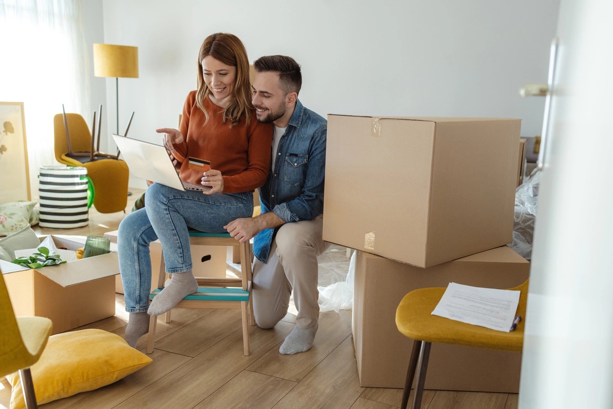 couple en déménagement paye ses factures en ligne