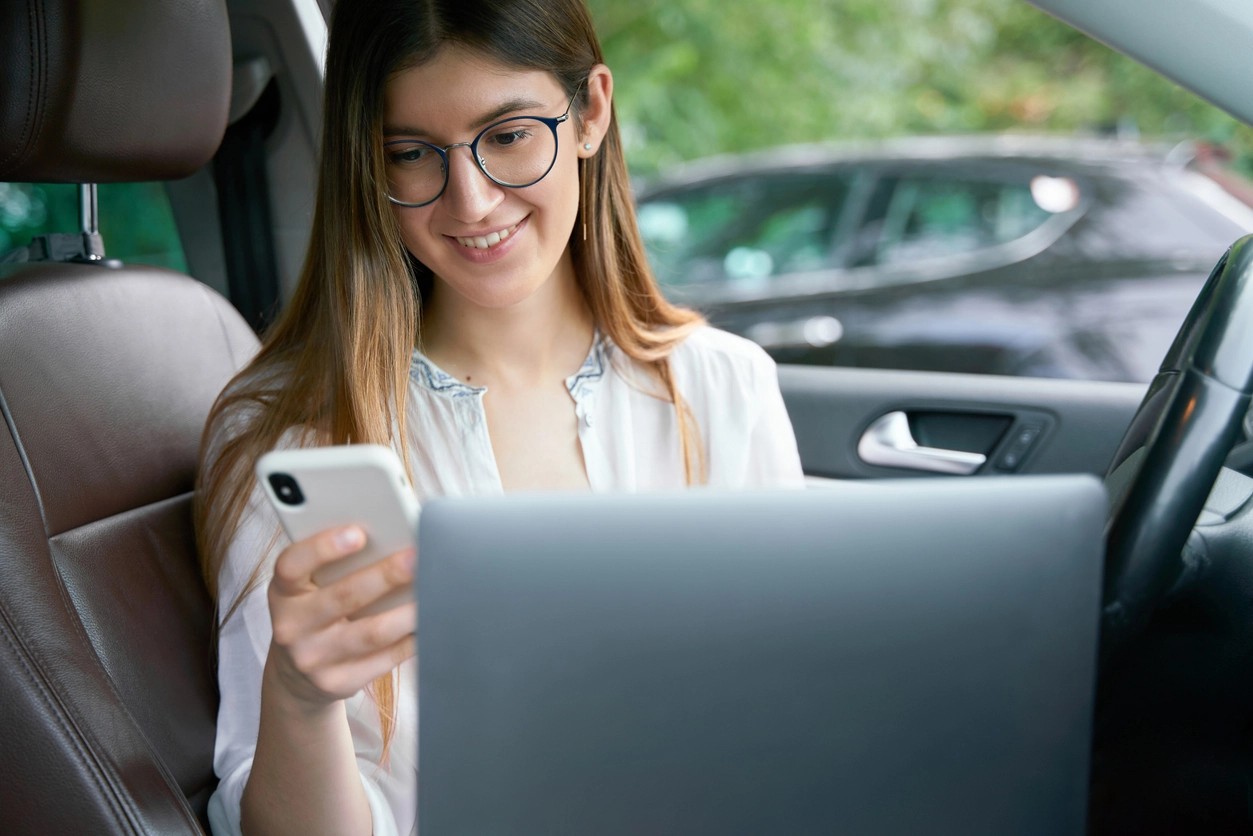 jeune-femme-qui-utilise-son-ordinateur-dans-sa-voiture