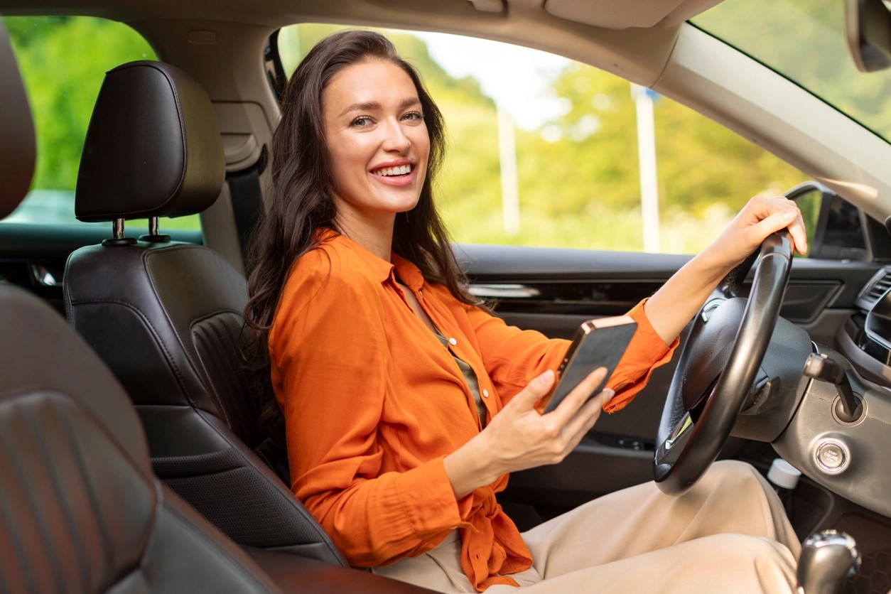 femme consultant son téléphone dans la voiture