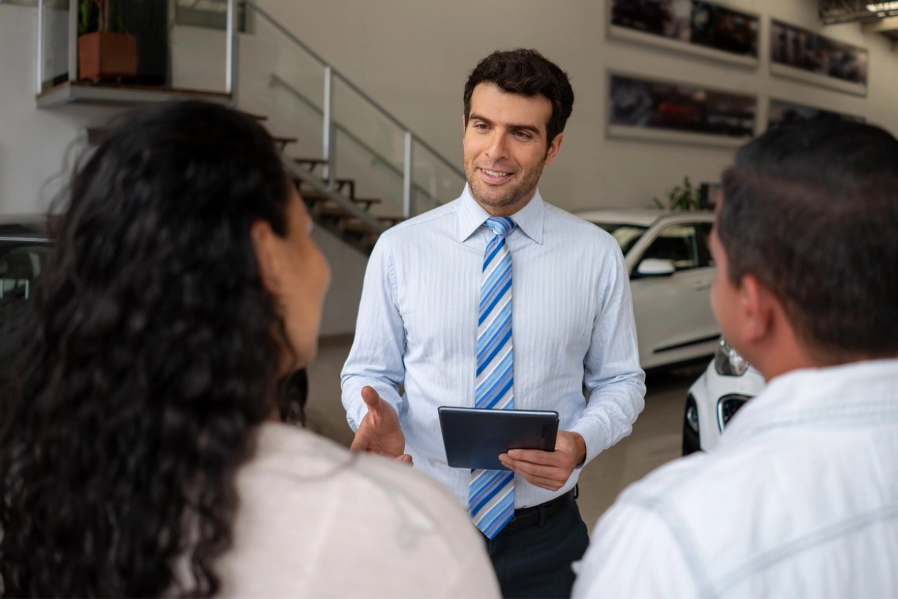 Vendeur donnant des conseils sur la vente aux enchères d'une voiture