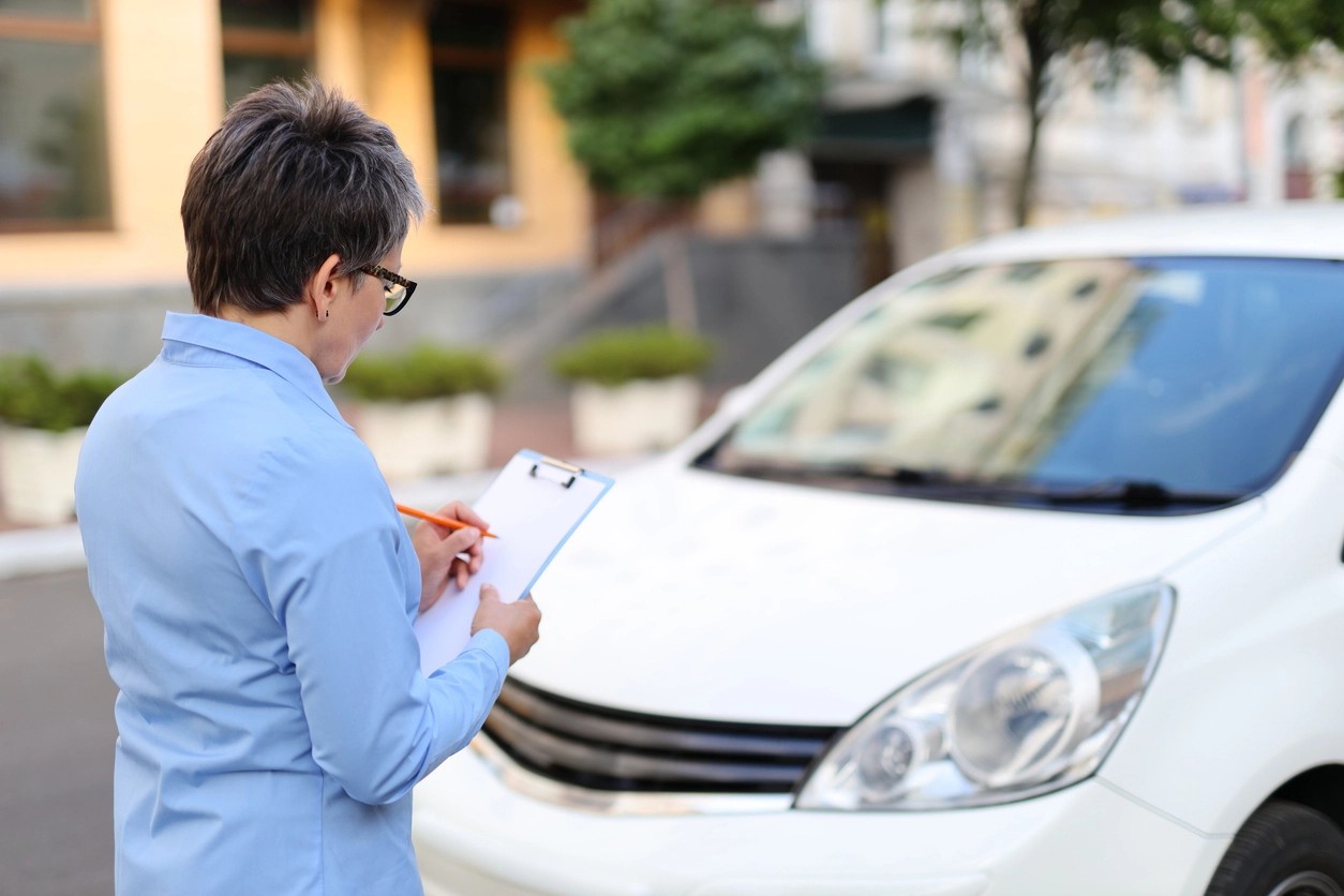 expert automobile analyse une voiture