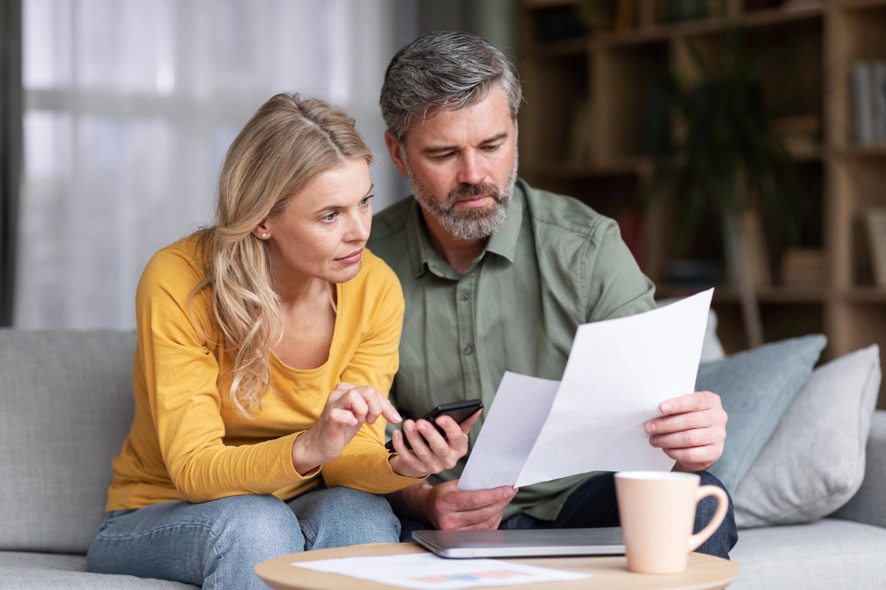 couple qui calcule le montant de ses impôts