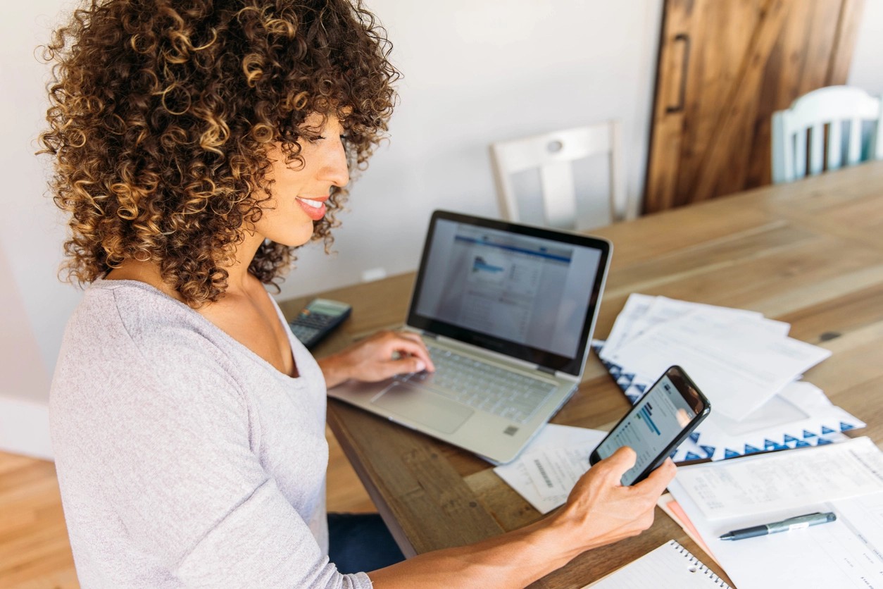 femme au travail calculant les taxes