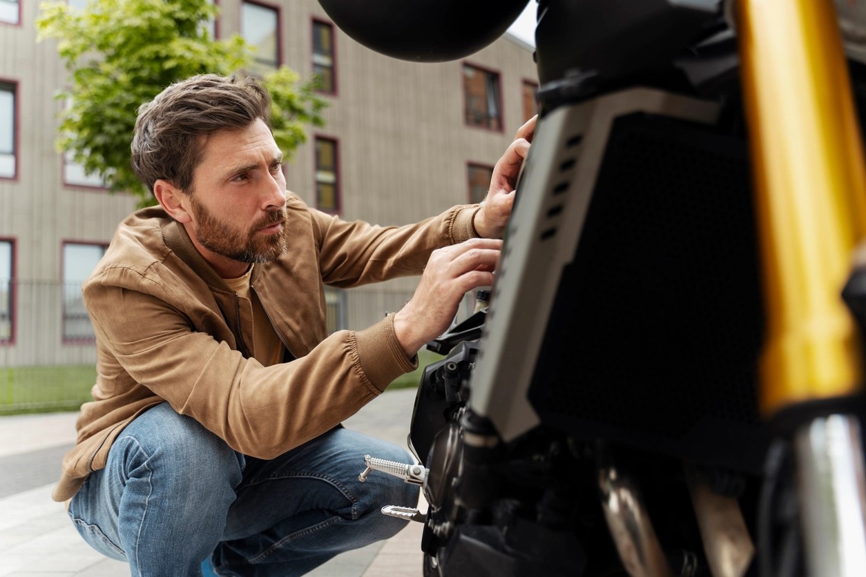 motard regardant le moteur de sa moto