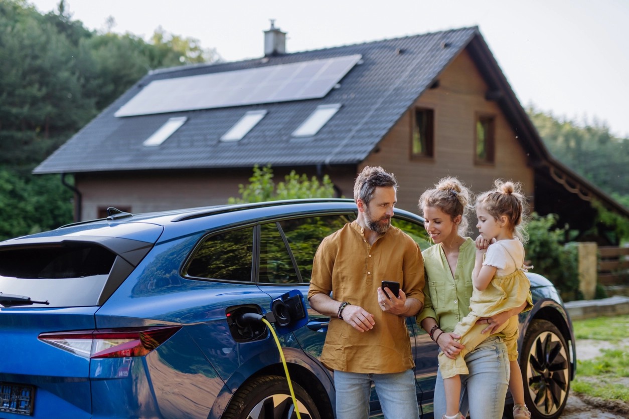 famille ravie des économies de leur voiture électrique